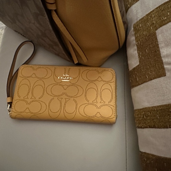 Coach Tan and Brown Signature Shoulder Bag/Crossbody with matching wallet - Picture 12 of 14